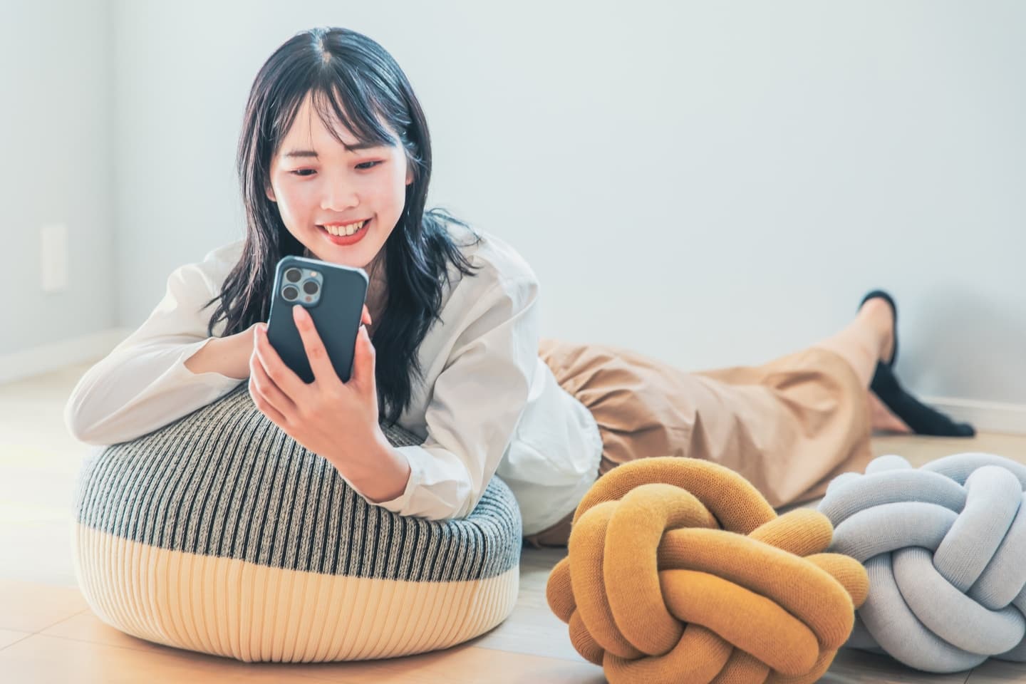 ネット予約する女性